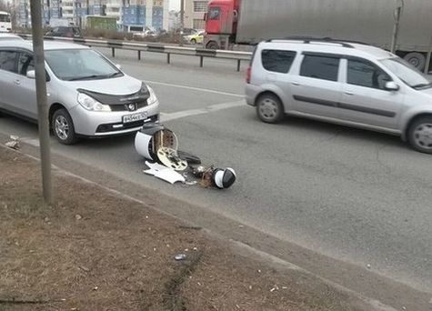 В Красноярске автомобиль сбил робота. Фото: Sibnovosti